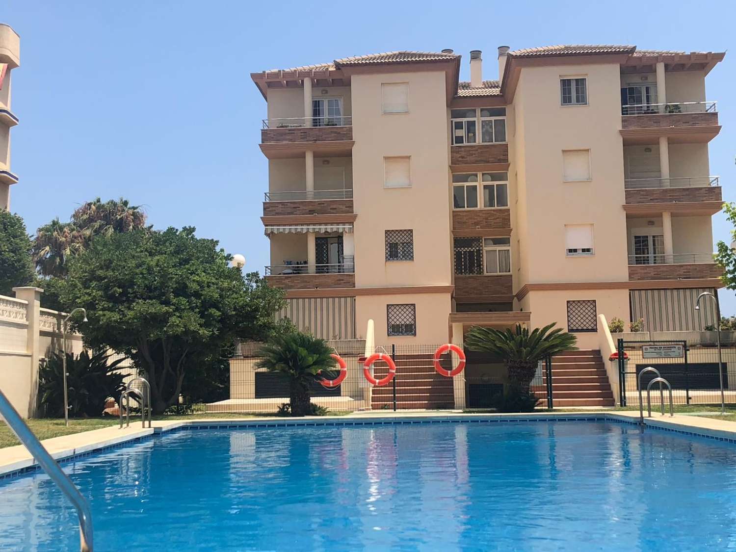 Se alquila hasta 31.5.26 y desde 1.9.26-31.5.27 bonito apartamento en 1ª línea de playa en Los Alamos.
