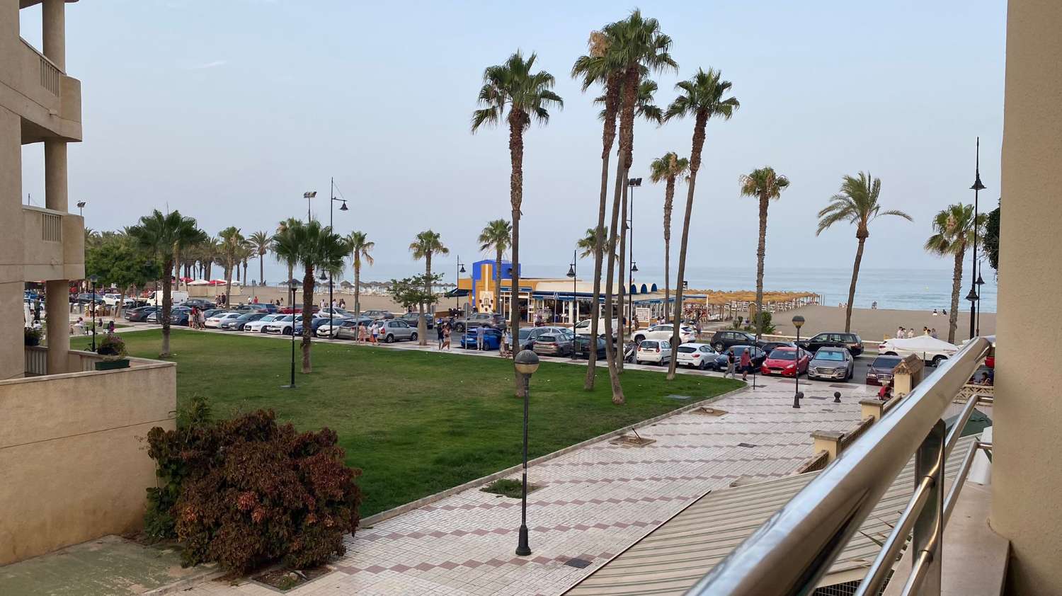 Se alquila hasta 31.5.26 y desde 1.9.26-31.5.27 bonito apartamento en 1ª línea de playa en Los Alamos.