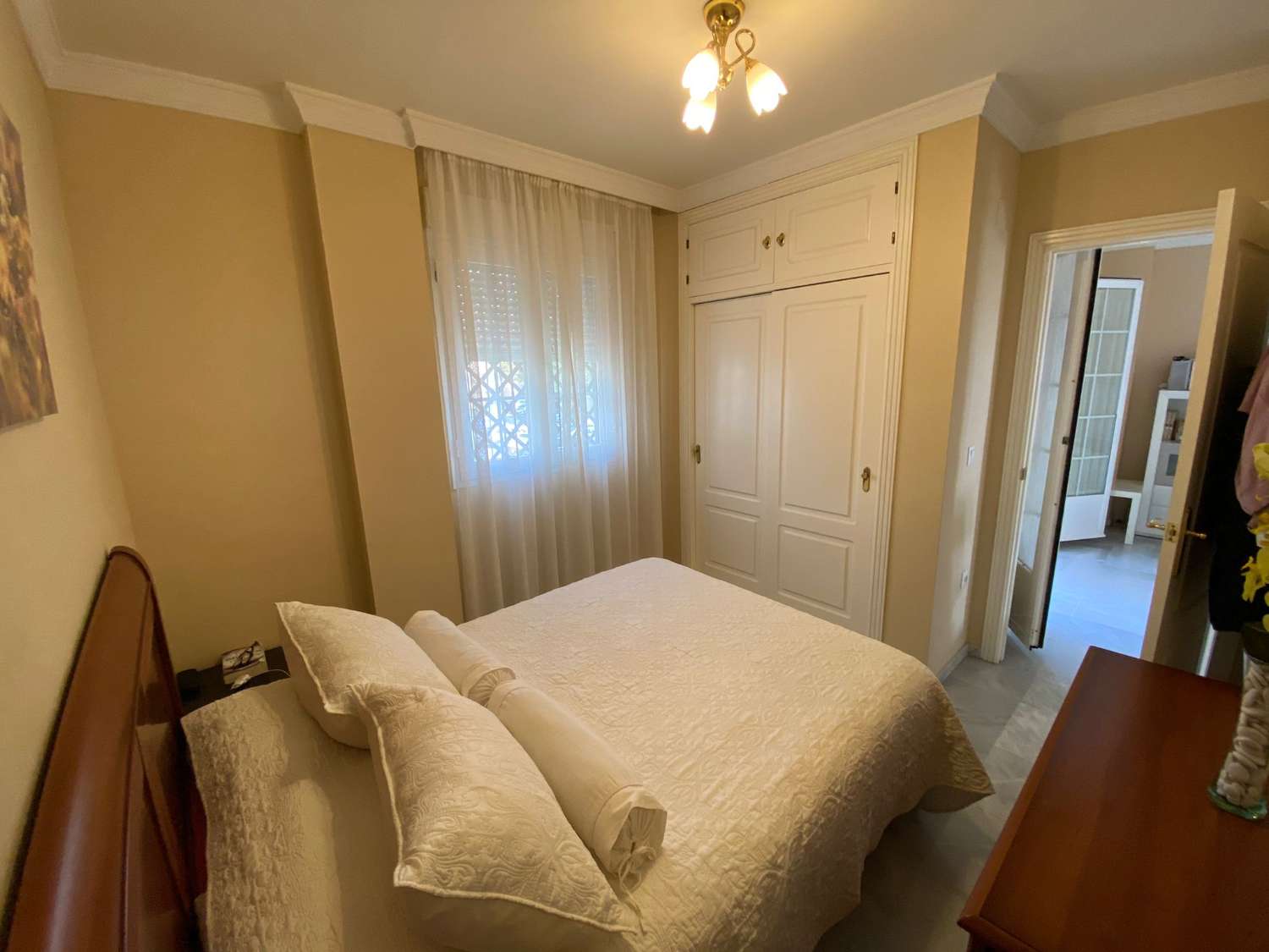 Se alquila hasta 31.5.26 y desde 1.9.26-31.5.27 bonito apartamento en 1ª línea de playa en Los Alamos.