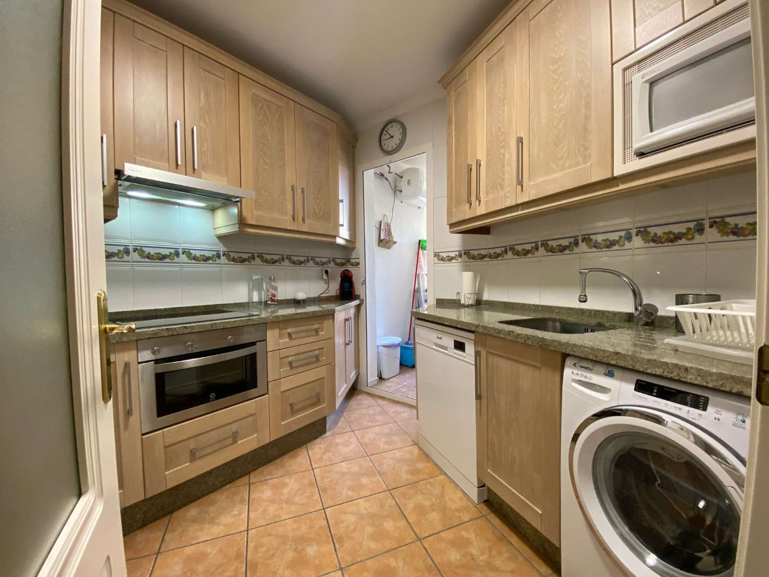 Se alquila hasta 31.5.26 y desde 1.9.26-31.5.27 bonito apartamento en 1ª línea de playa en Los Alamos.