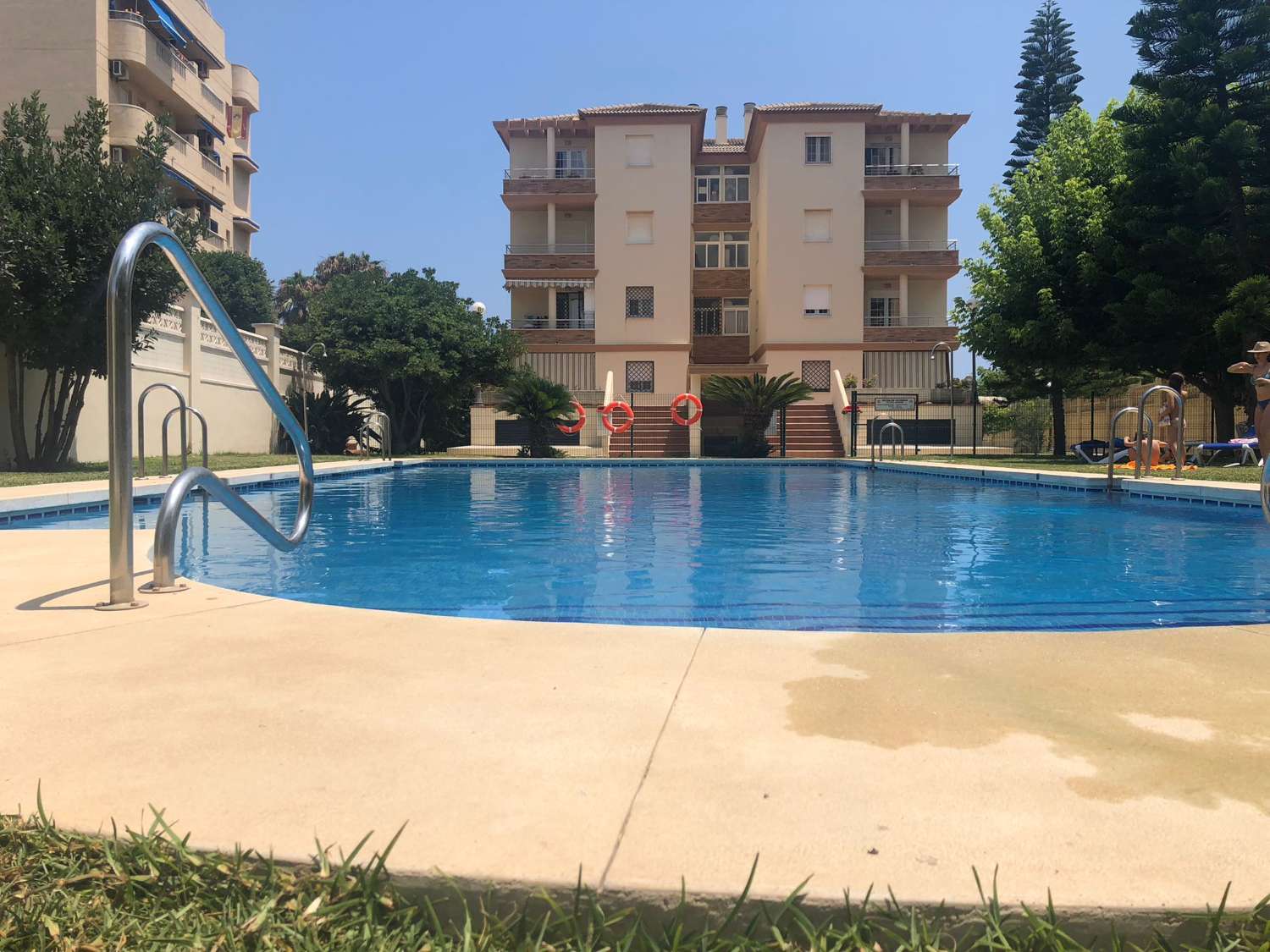Se alquila hasta 31.5.26 y desde 1.9.26-31.5.27 bonito apartamento en 1ª línea de playa en Los Alamos.