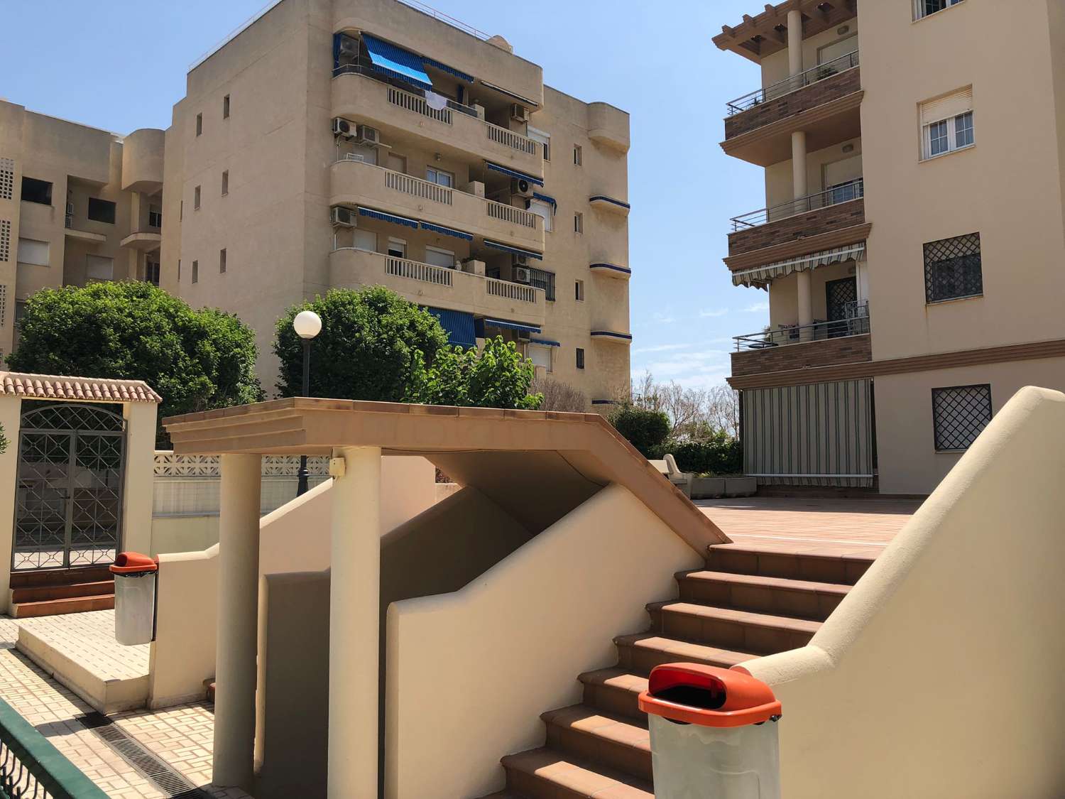 Se alquila hasta 31.5.26 y desde 1.9.26-31.5.27 bonito apartamento en 1ª línea de playa en Los Alamos.