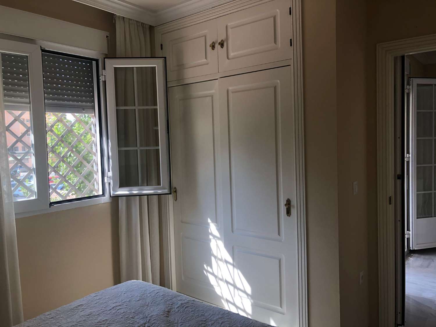 Se alquila hasta 31.5.26 y desde 1.9.26-31.5.27 bonito apartamento en 1ª línea de playa en Los Alamos.