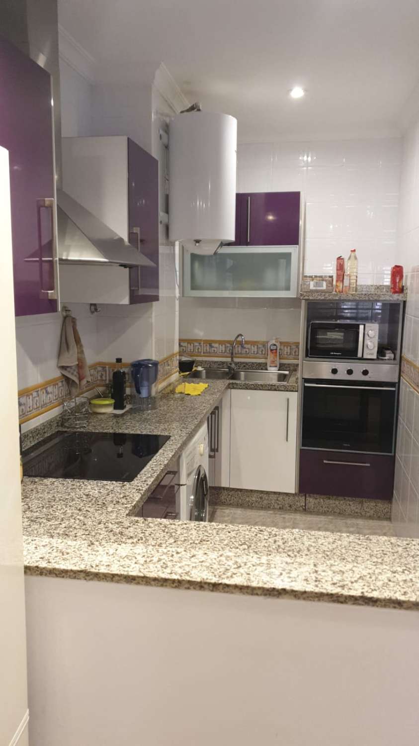 SE ALQUILA DESDE ahora -30.6.26 BONITO APARTAMENTO EN 1ª LINEA DE PLAYA EN LA CARIHUELA (TORREMOLINOS).