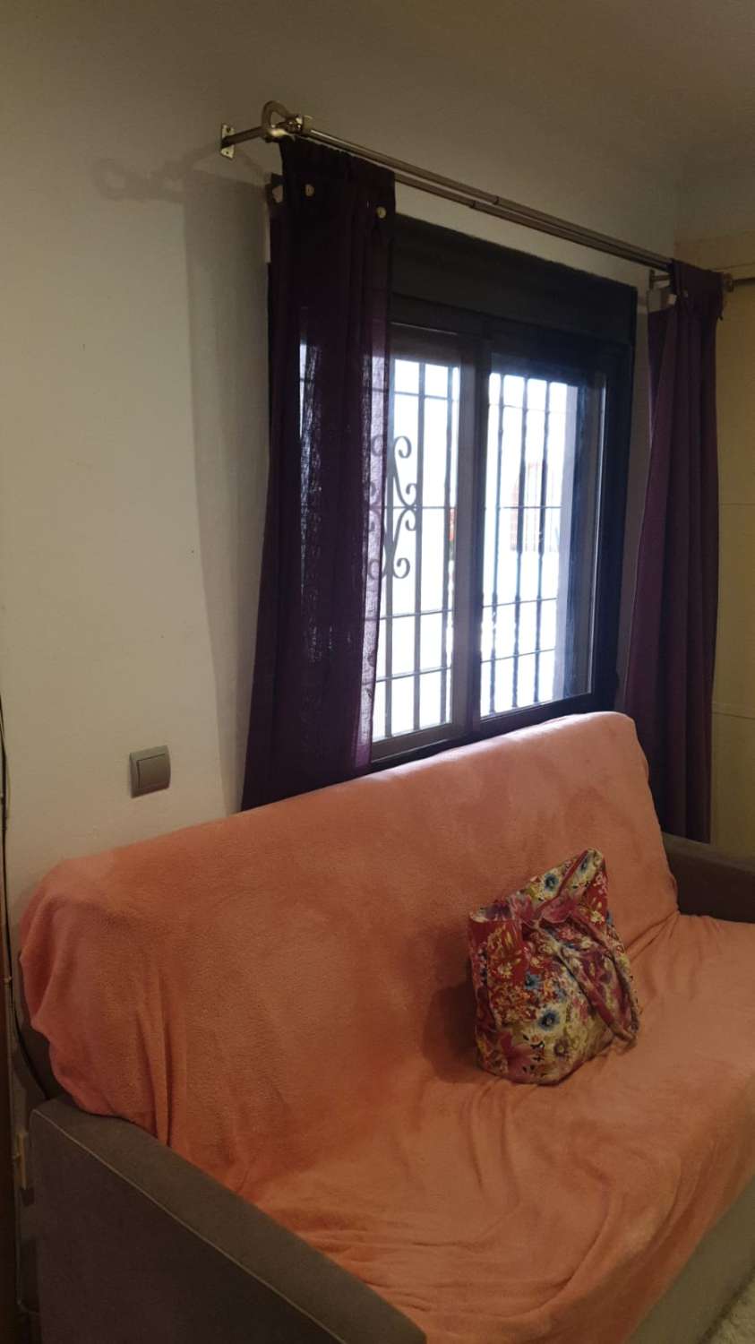 SE ALQUILA DESDE ahora -30.6.26 BONITO APARTAMENTO EN 1ª LINEA DE PLAYA EN LA CARIHUELA (TORREMOLINOS).