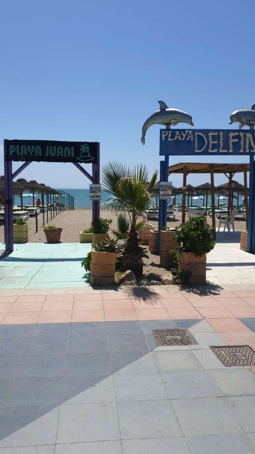 SE ALQUILA DESDE ahora -30.6.26 BONITO APARTAMENTO EN 1ª LINEA DE PLAYA EN LA CARIHUELA (TORREMOLINOS).