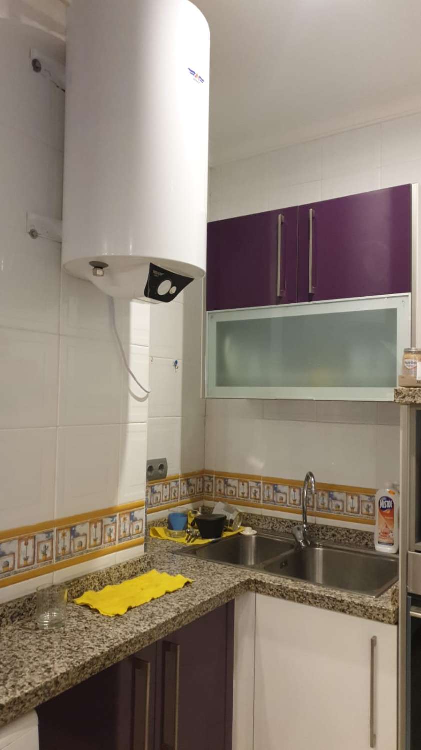 SE ALQUILA DESDE ahora -30.6.26 BONITO APARTAMENTO EN 1ª LINEA DE PLAYA EN LA CARIHUELA (TORREMOLINOS).