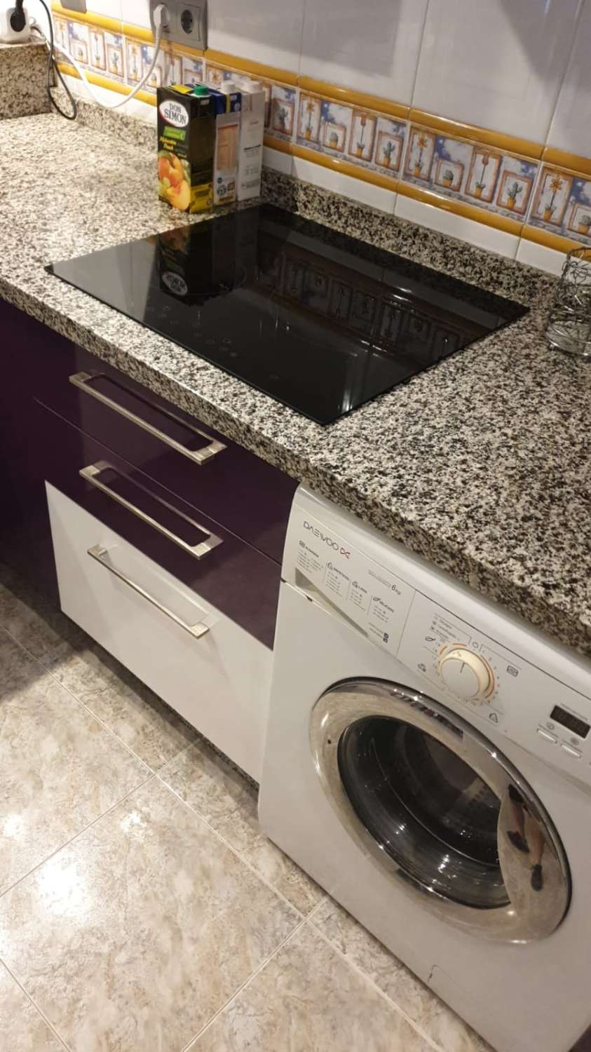 SE ALQUILA DESDE ahora -30.6.26 BONITO APARTAMENTO EN 1ª LINEA DE PLAYA EN LA CARIHUELA (TORREMOLINOS).