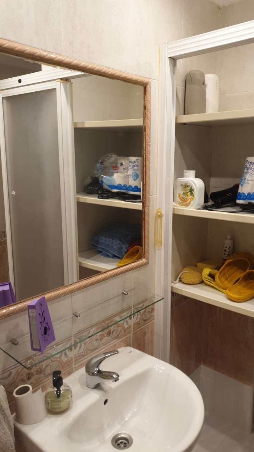 SE ALQUILA DESDE ahora -30.6.26 BONITO APARTAMENTO EN 1ª LINEA DE PLAYA EN LA CARIHUELA (TORREMOLINOS).