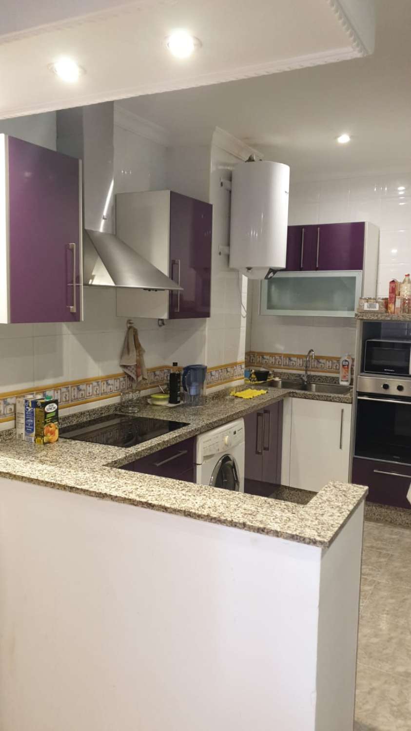 SE ALQUILA DESDE ahora -30.6.26 BONITO APARTAMENTO EN 1ª LINEA DE PLAYA EN LA CARIHUELA (TORREMOLINOS).