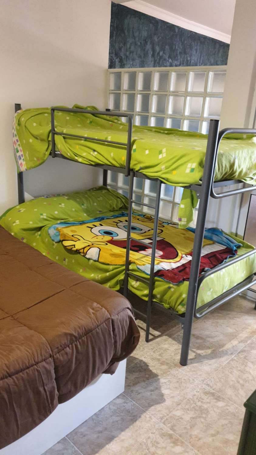 SE ALQUILA DESDE ahora -30.6.26 BONITO APARTAMENTO EN 1ª LINEA DE PLAYA EN LA CARIHUELA (TORREMOLINOS).