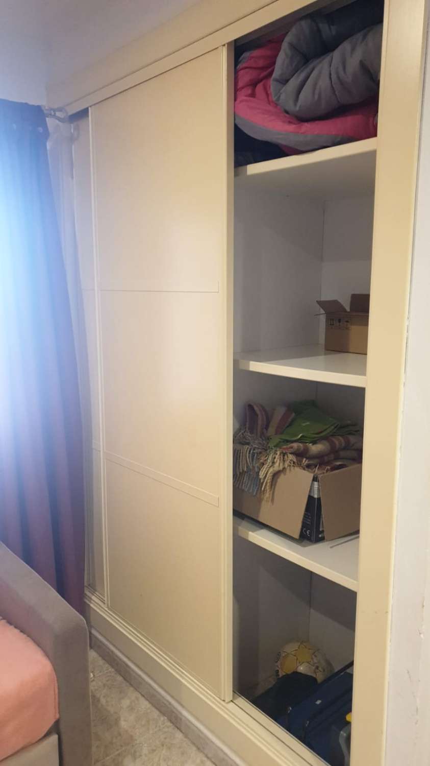 SE ALQUILA DESDE ahora -30.6.26 BONITO APARTAMENTO EN 1ª LINEA DE PLAYA EN LA CARIHUELA (TORREMOLINOS).