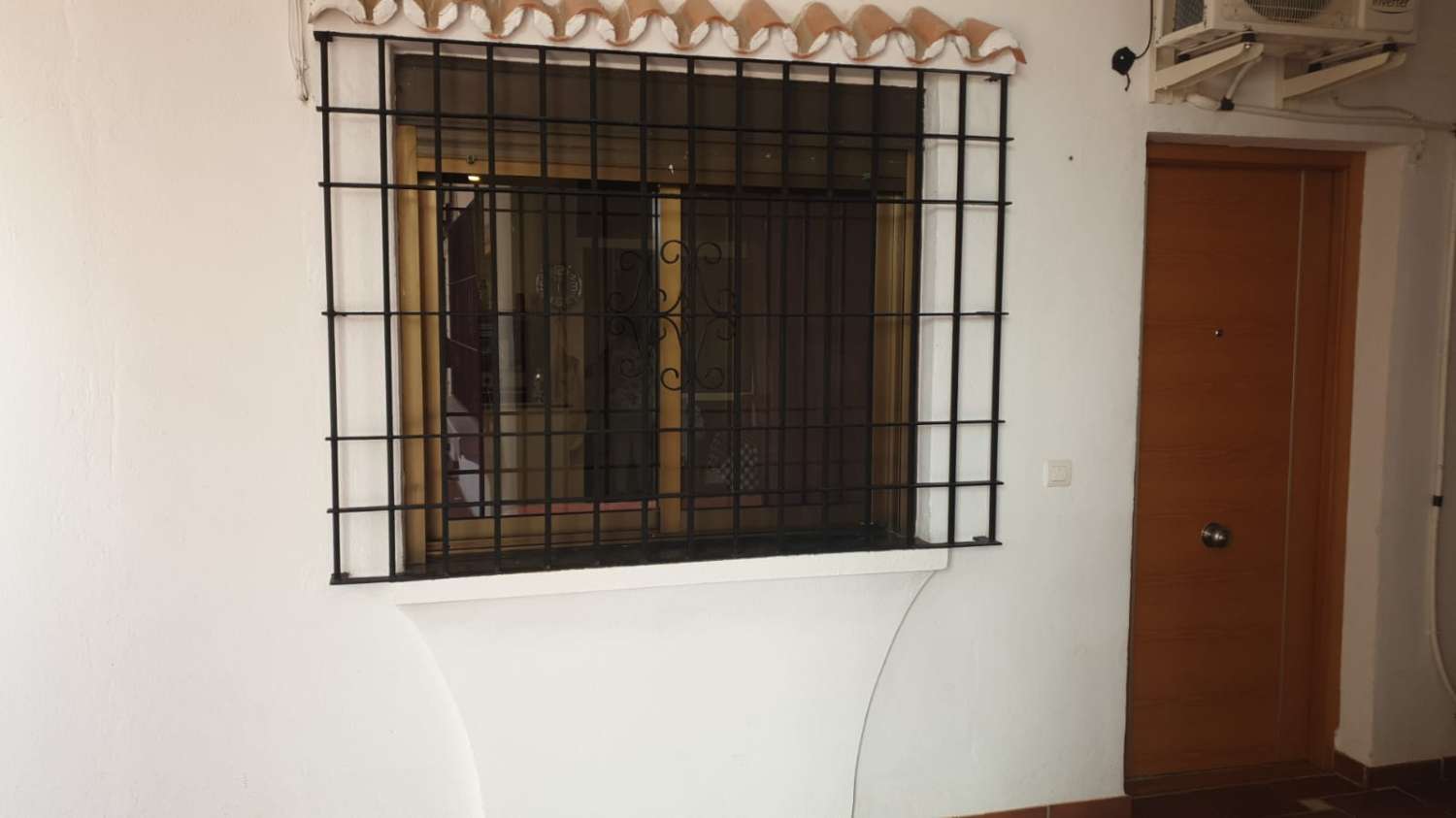 SE ALQUILA DESDE ahora -30.6.26 BONITO APARTAMENTO EN 1ª LINEA DE PLAYA EN LA CARIHUELA (TORREMOLINOS).