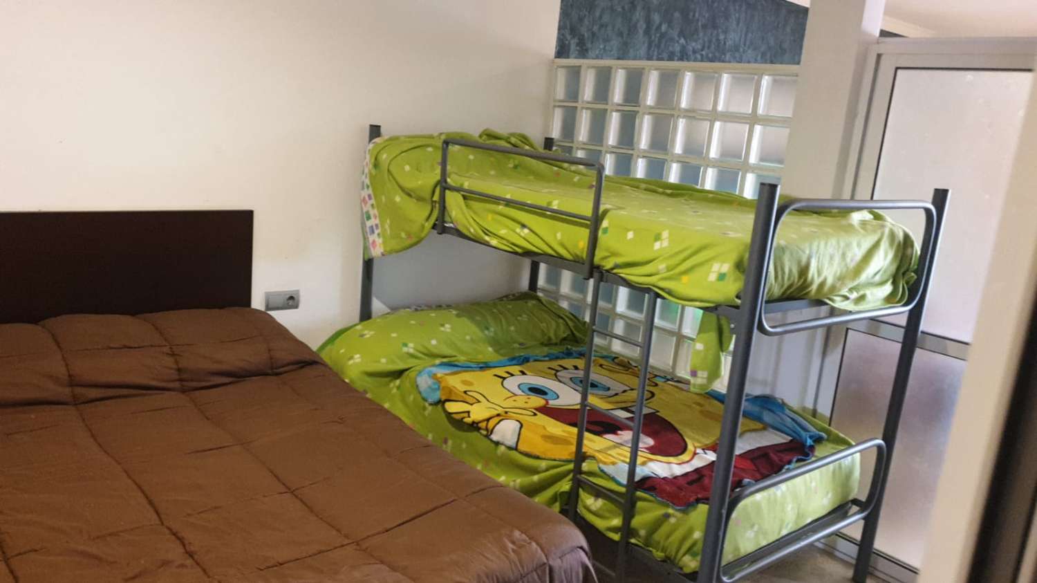 SE ALQUILA DESDE ahora -30.6.26 BONITO APARTAMENTO EN 1ª LINEA DE PLAYA EN LA CARIHUELA (TORREMOLINOS).