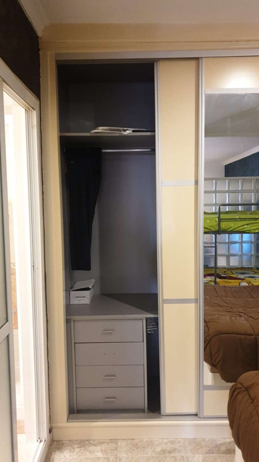 SE ALQUILA DESDE ahora -30.6.26 BONITO APARTAMENTO EN 1ª LINEA DE PLAYA EN LA CARIHUELA (TORREMOLINOS).