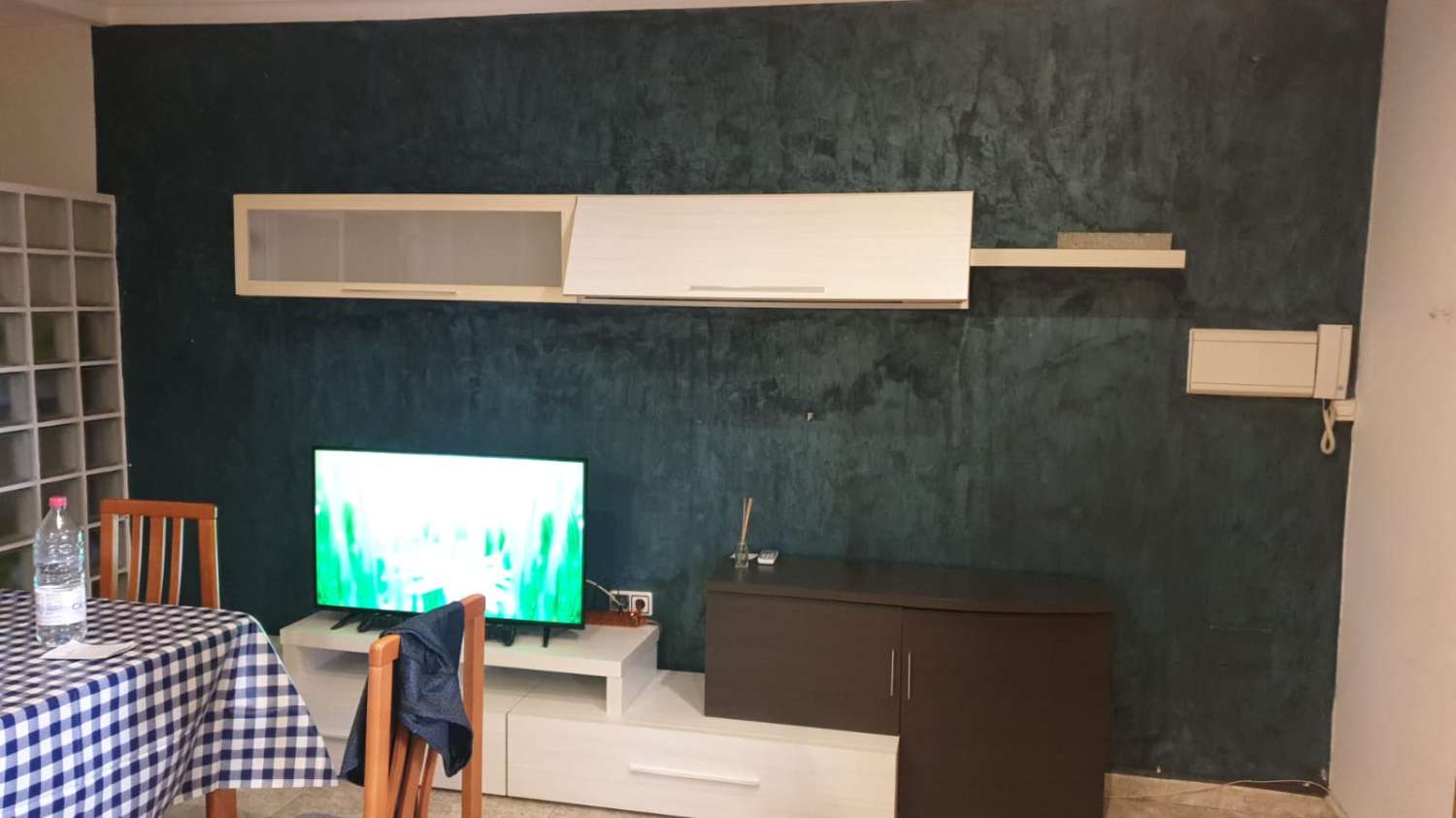 SE ALQUILA DESDE ahora -30.6.26 BONITO APARTAMENTO EN 1ª LINEA DE PLAYA EN LA CARIHUELA (TORREMOLINOS).