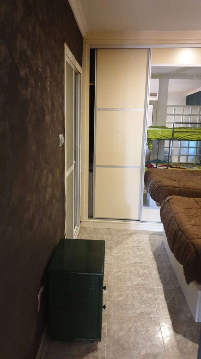 SE ALQUILA DESDE ahora -30.6.26 BONITO APARTAMENTO EN 1ª LINEA DE PLAYA EN LA CARIHUELA (TORREMOLINOS).