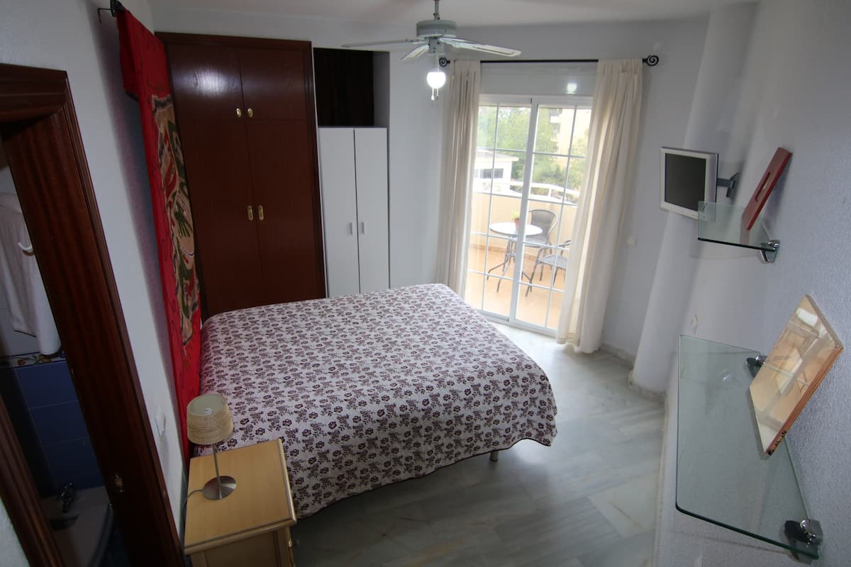 UPEA KATTOHUONEISTO MERINÄKÖALOILLA MYYNNISSÄ LA CARIHUELASSA 300 METRIN PÄÄSSÄ RANNASTA (TORREMOLINOS)