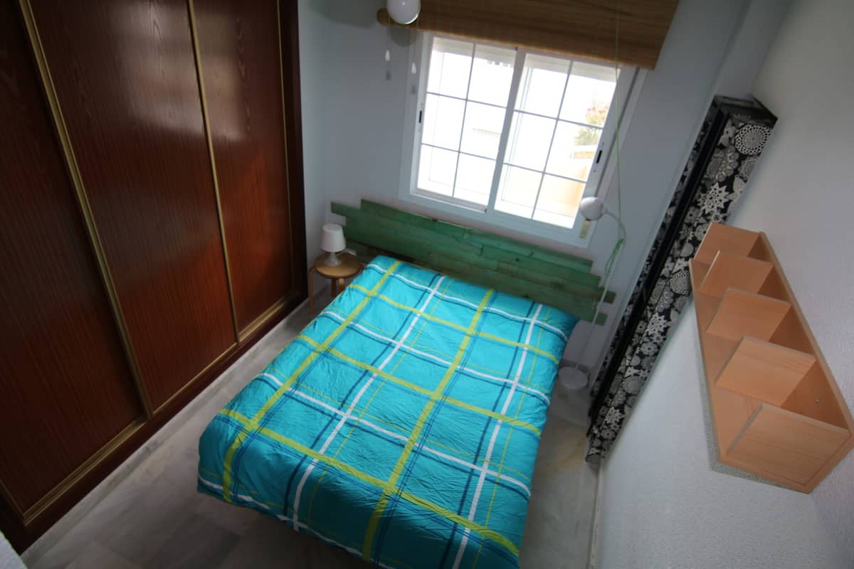 UPEA KATTOHUONEISTO MERINÄKÖALOILLA MYYNNISSÄ LA CARIHUELASSA 300 METRIN PÄÄSSÄ RANNASTA (TORREMOLINOS)