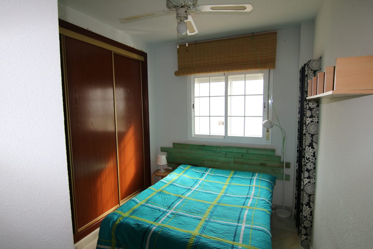 UPEA KATTOHUONEISTO MERINÄKÖALOILLA MYYNNISSÄ LA CARIHUELASSA 300 METRIN PÄÄSSÄ RANNASTA (TORREMOLINOS)