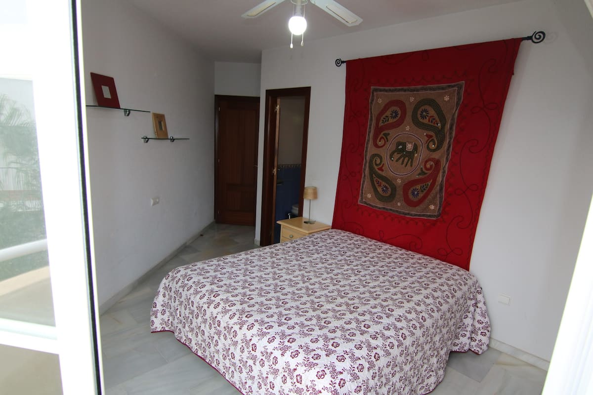 UPEA KATTOHUONEISTO MERINÄKÖALOILLA MYYNNISSÄ LA CARIHUELASSA 300 METRIN PÄÄSSÄ RANNASTA (TORREMOLINOS)