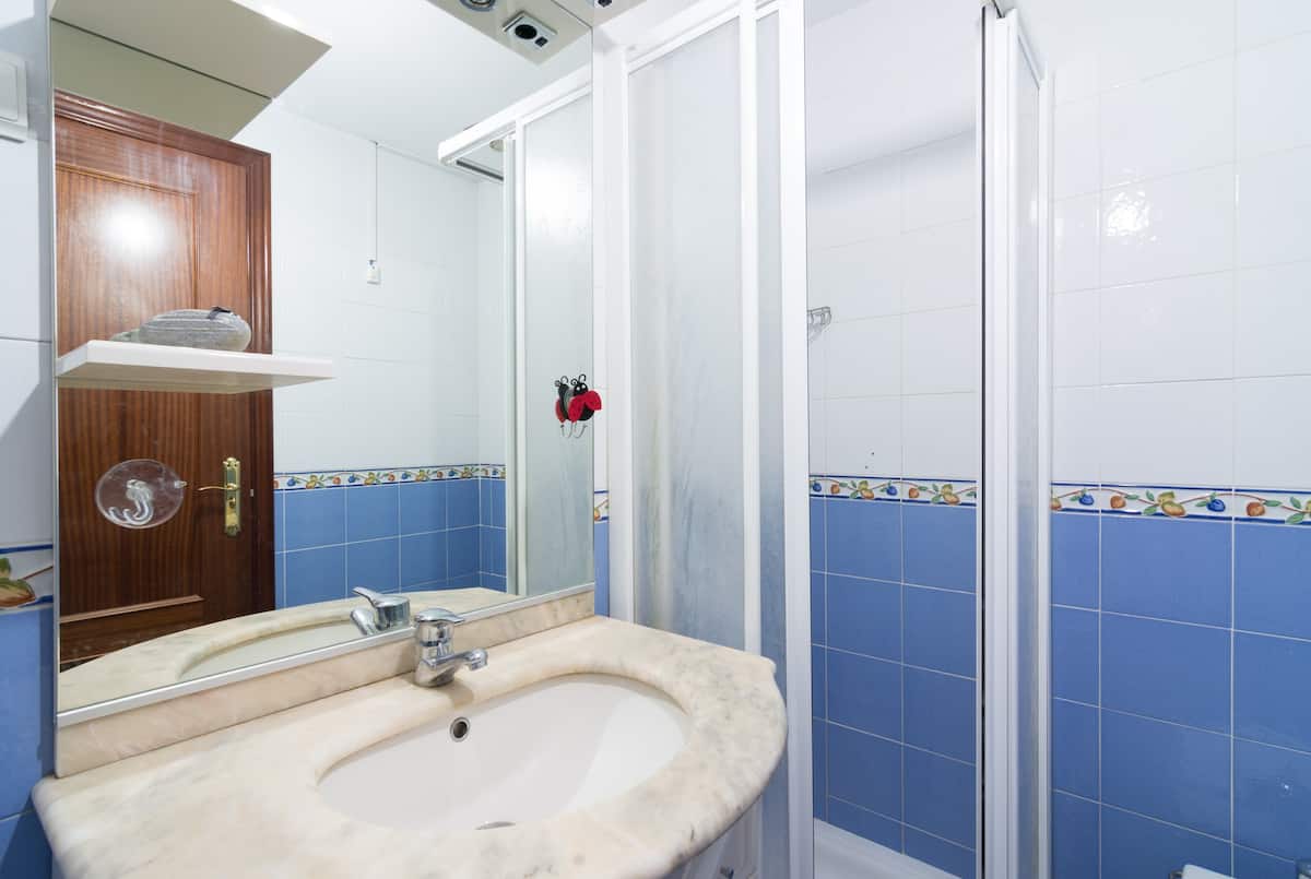 UPEA KATTOHUONEISTO MERINÄKÖALOILLA MYYNNISSÄ LA CARIHUELASSA 300 METRIN PÄÄSSÄ RANNASTA (TORREMOLINOS)