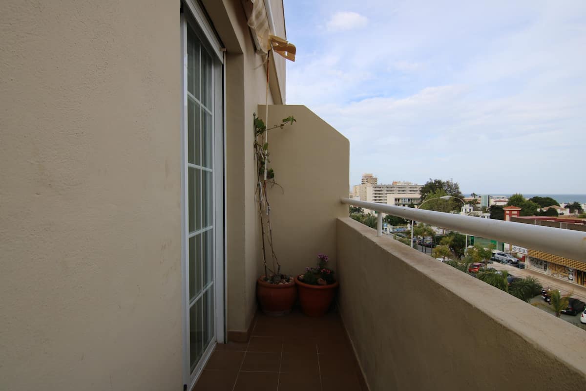 UPEA KATTOHUONEISTO MERINÄKÖALOILLA MYYNNISSÄ LA CARIHUELASSA 300 METRIN PÄÄSSÄ RANNASTA (TORREMOLINOS)