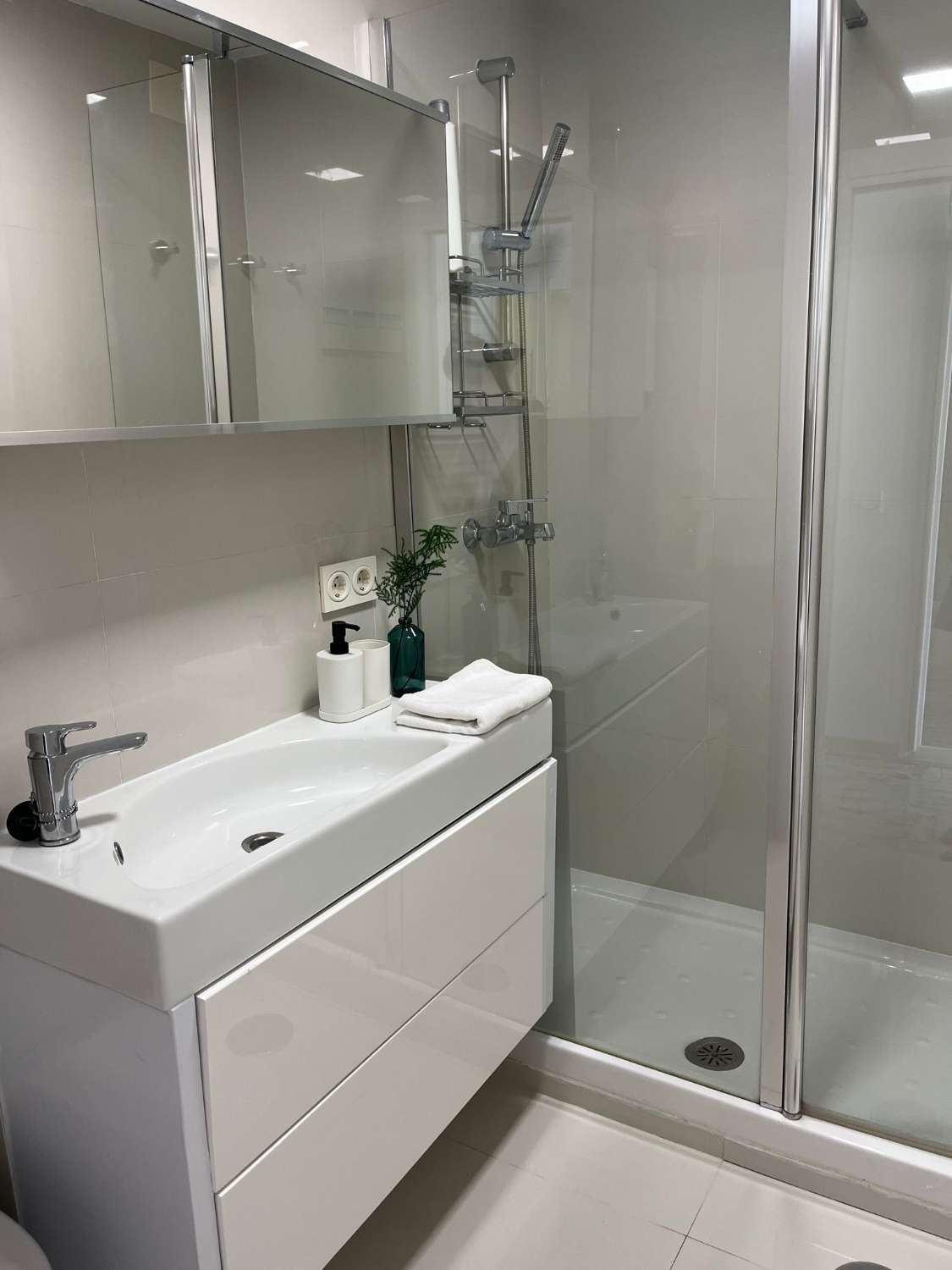 SE ALQUILA DESDE DESDE 1/9/2026-30/6/2027 BONITO ESTUDIO EN EL CENTRO DE TORREMOLINOS .