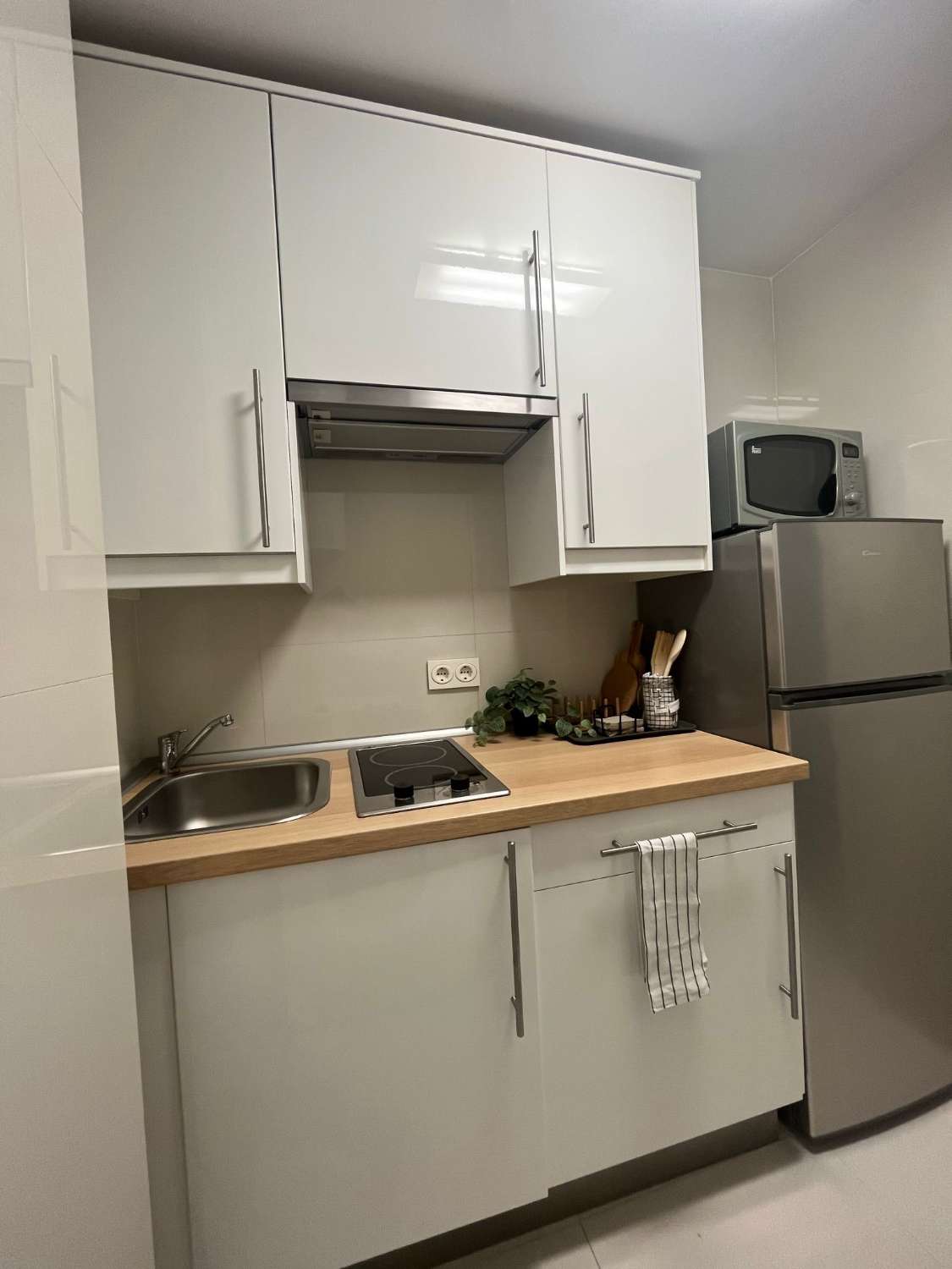 SE ALQUILA DESDE DESDE 1/9/2026-30/6/2027 BONITO ESTUDIO EN EL CENTRO DE TORREMOLINOS .