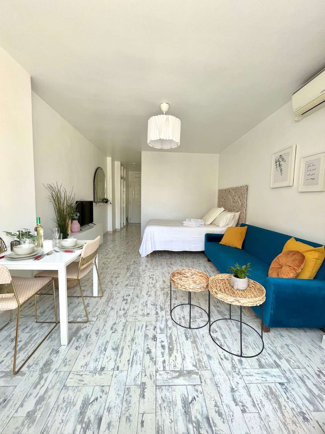 SE ALQUILA DESDE DESDE 1/9/2026-30/6/2027 BONITO ESTUDIO EN EL CENTRO DE TORREMOLINOS .