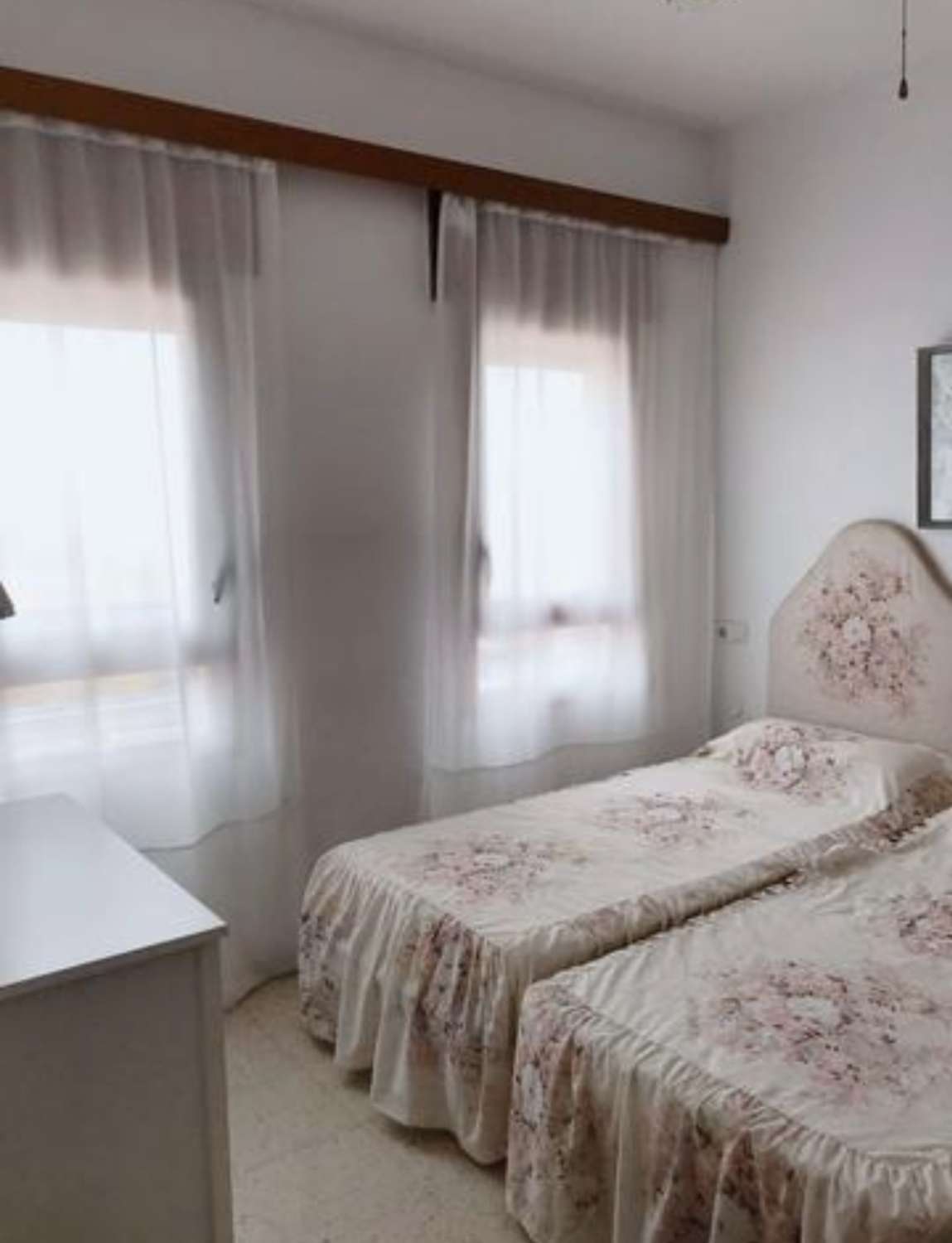 SE ALQUILA DESDE 02.09.26-31.05.27- BONITO APARTAMENTO EN 1ª LINEA DE PLAYA EL BAJONDILLO (TORREMOLINOS)
