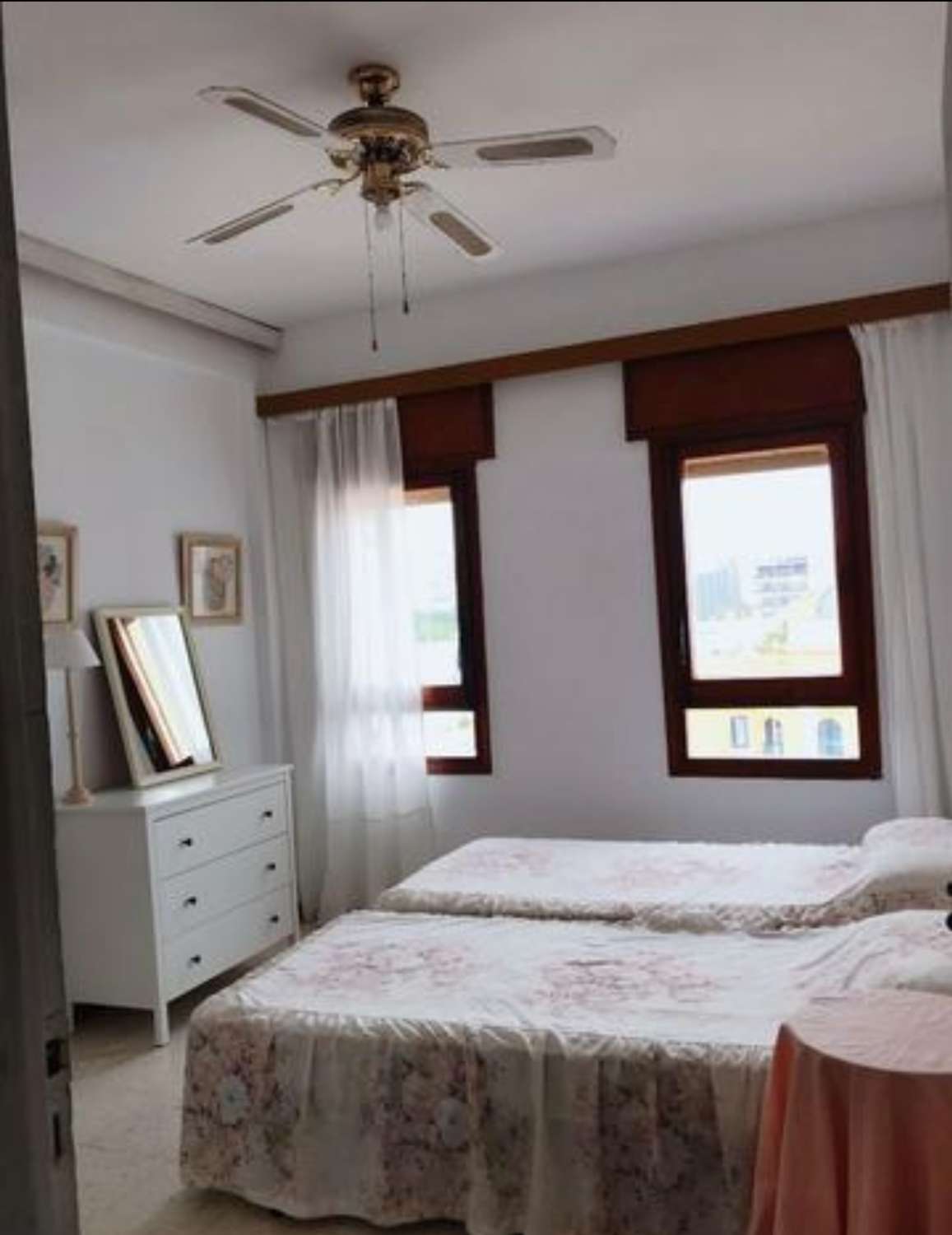 SE ALQUILA DESDE 02.09.26-31.05.27- BONITO APARTAMENTO EN 1ª LINEA DE PLAYA EL BAJONDILLO (TORREMOLINOS)