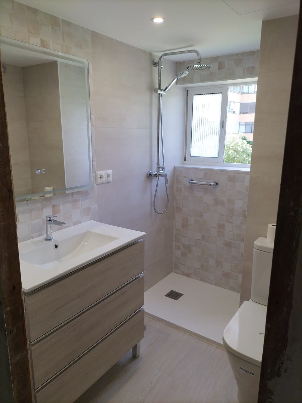 SE ALQUILA BONITO APARTAMENTO CON VISTAS PARCIALES AL MAR DESDE 01/09/2026 HASTA 30.6.27 EN PLAYAMAR (TORREMOLINOS)