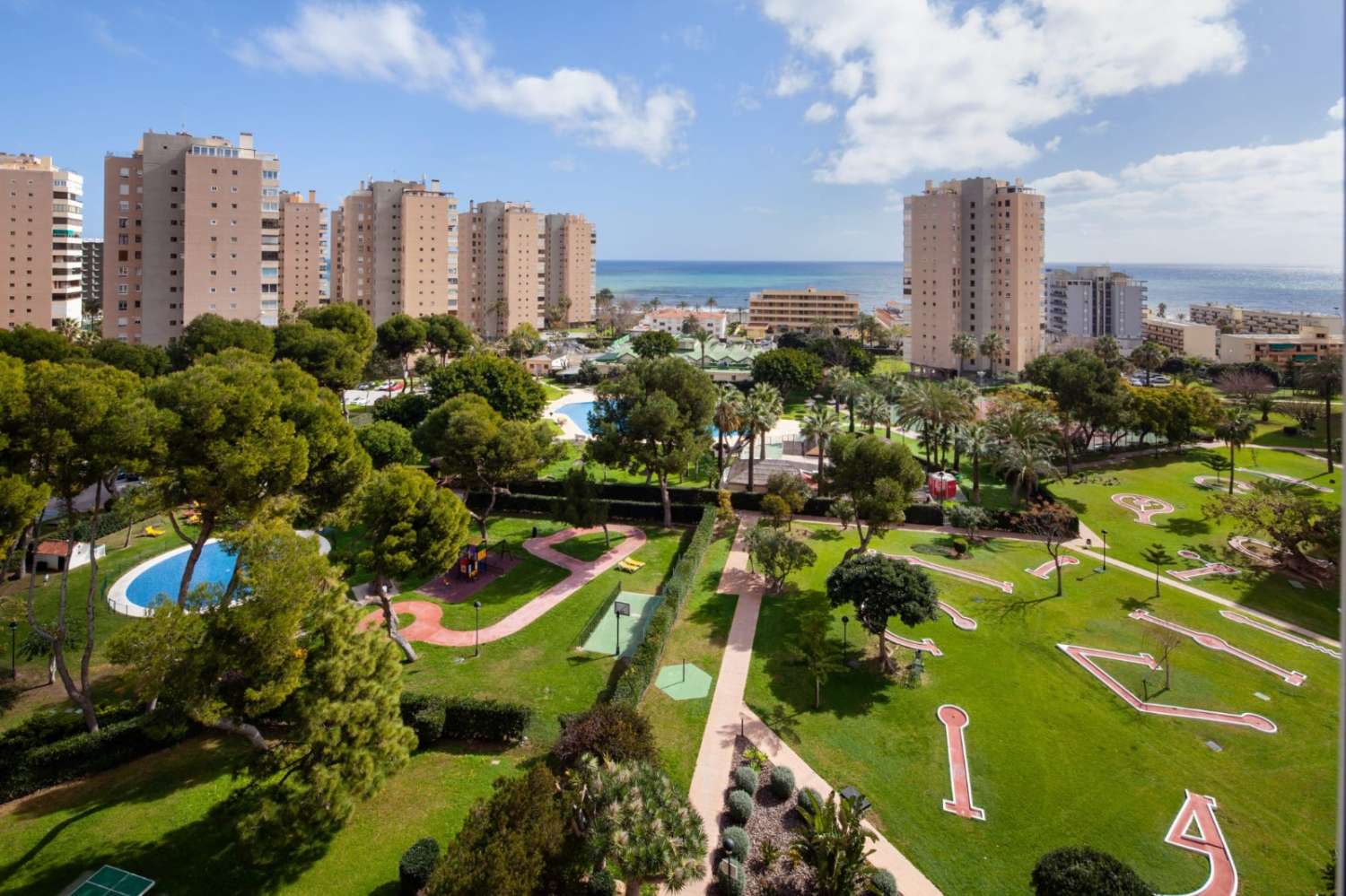SE ALQUILA BONITO APARTAMENTO CON VISTAS PARCIALES AL MAR DESDE 01/09/2026 HASTA 30.6.27 EN PLAYAMAR (TORREMOLINOS)