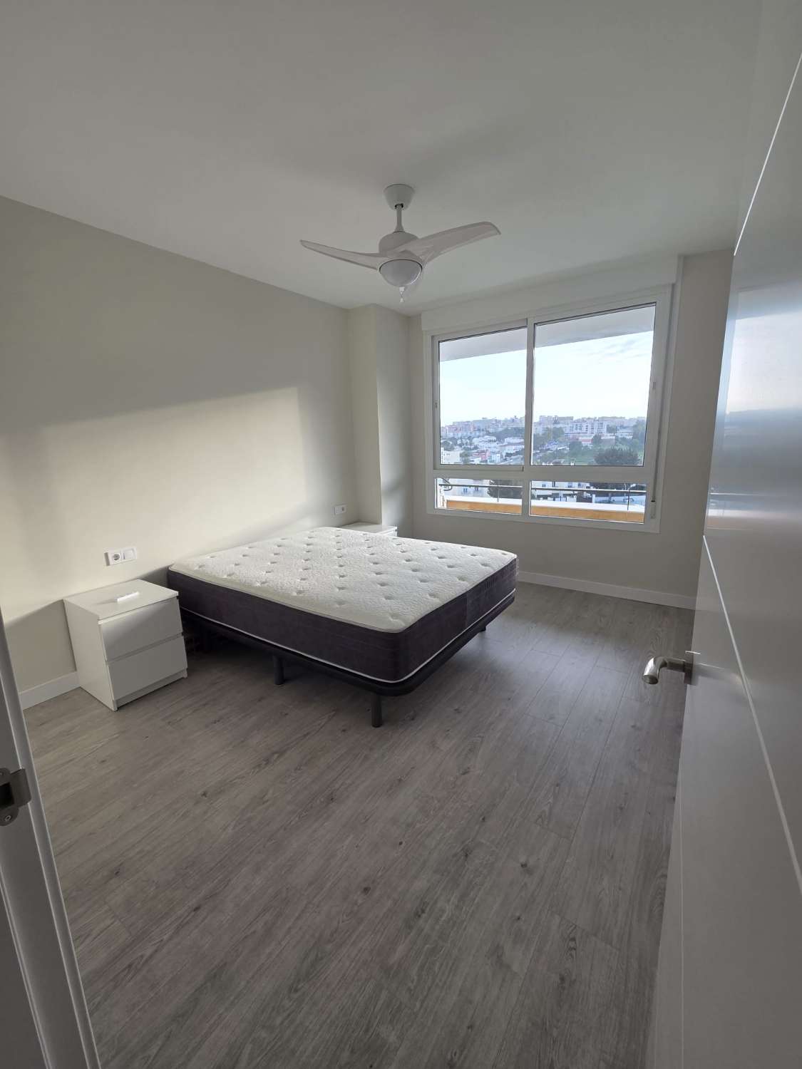 LARGA TEMPORADA SE ALQUILA BONITO APARTAMENTO EN LA COLINA CON VISTAS AL MAR (TORREMOLINOS )