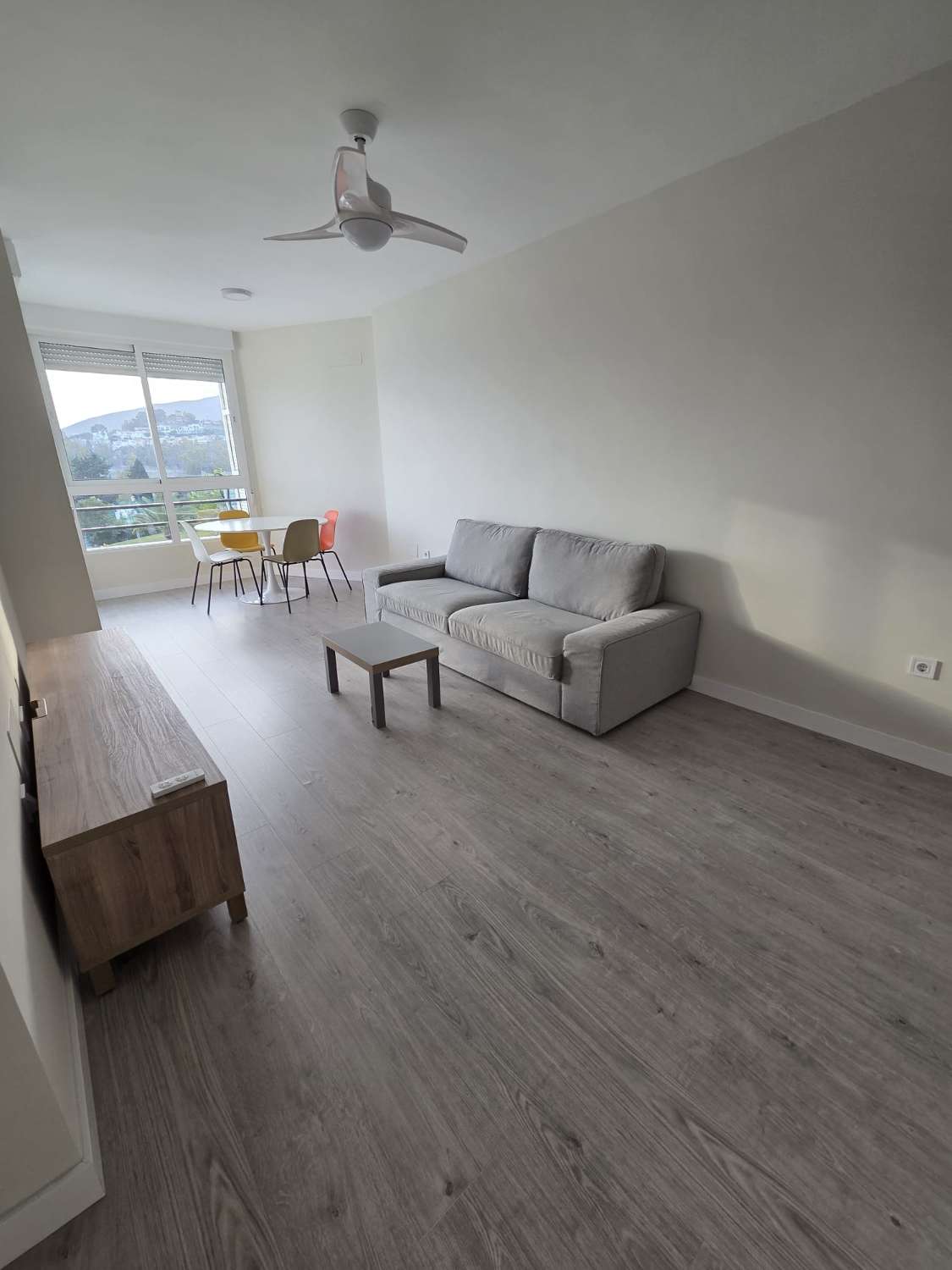 LARGA TEMPORADA SE ALQUILA BONITO APARTAMENTO EN LA COLINA CON VISTAS AL MAR (TORREMOLINOS )