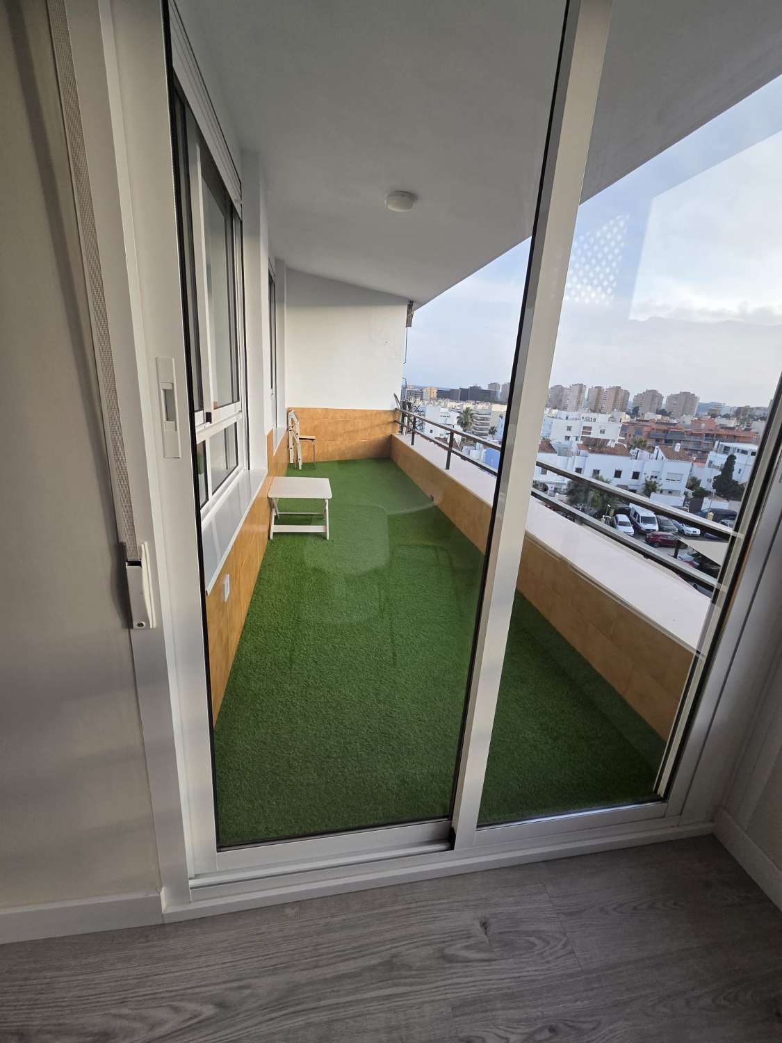 LARGA TEMPORADA SE ALQUILA BONITO APARTAMENTO EN LA COLINA CON VISTAS AL MAR (TORREMOLINOS )