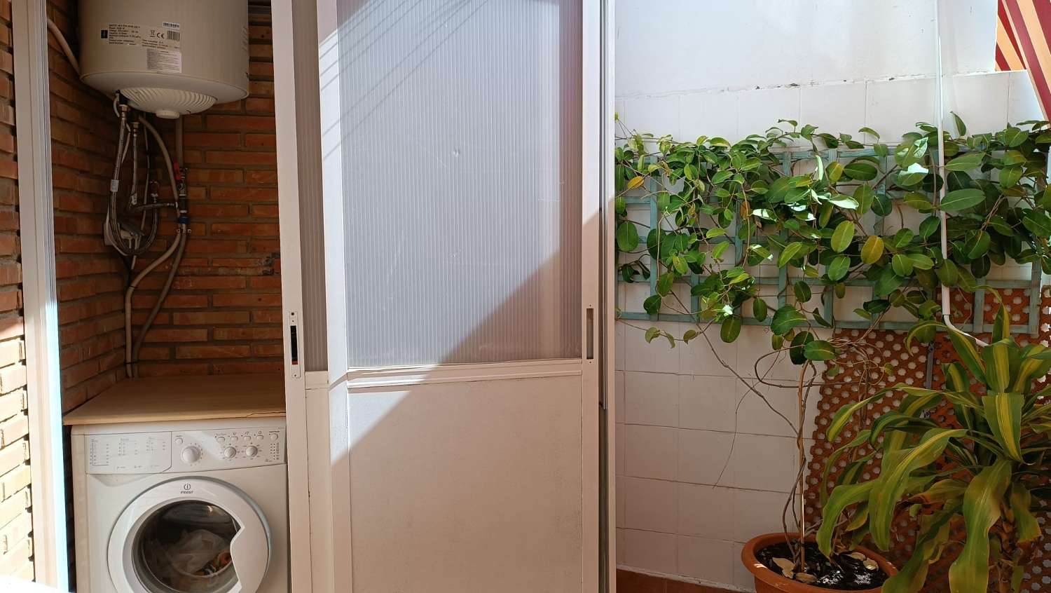 MEDIA TEMPORADA .SE ALQUILA DESDE 1.9.26-30.6.27 BONITO APARTAMENTO CON VISTAS AL MAR A 60 METROS DE LA PLAYA EN BENALMADENA