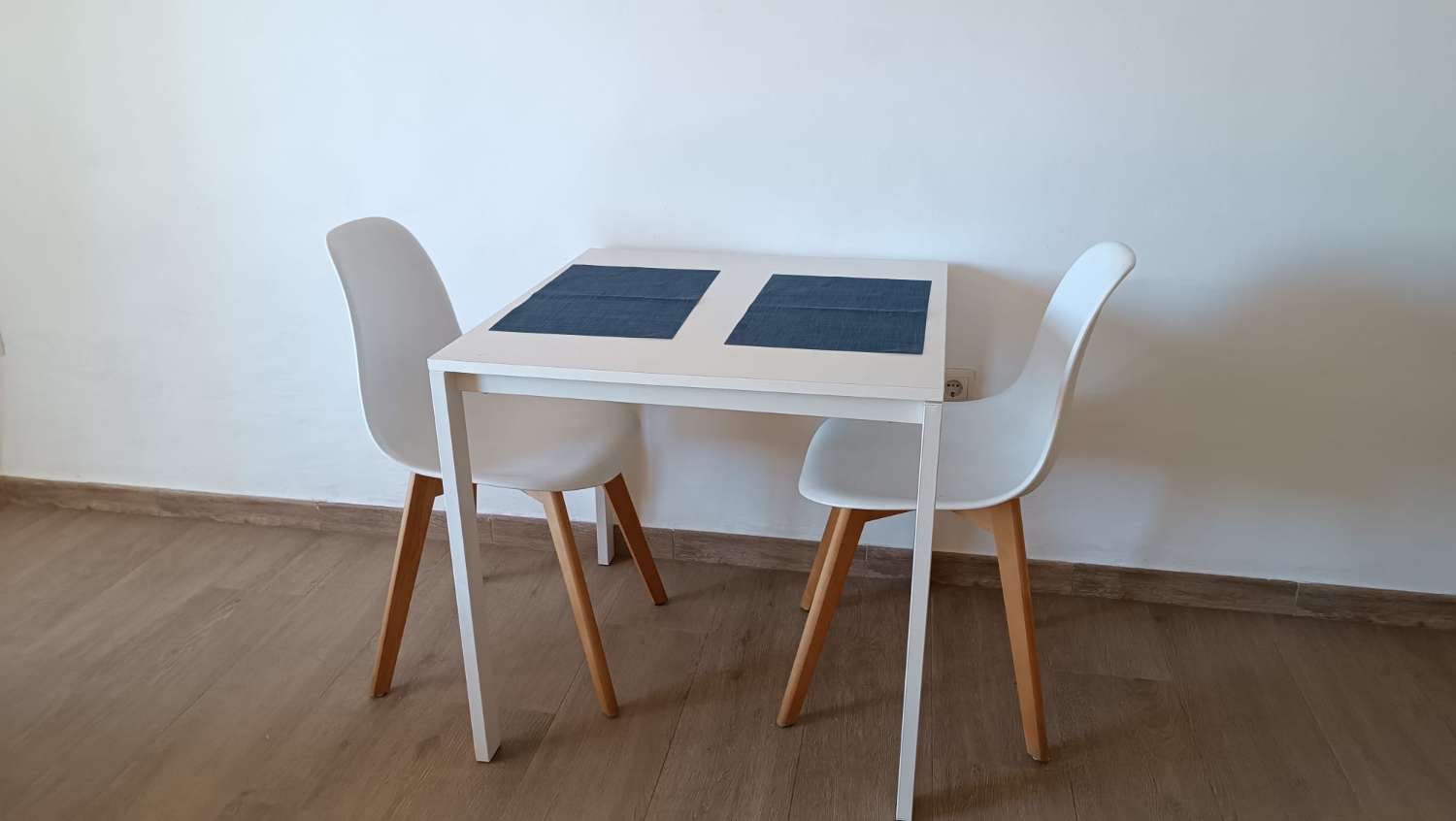 MEDIA TEMPORADA .SE ALQUILA DESDE 1.9.26-30.6.27 BONITO APARTAMENTO CON VISTAS AL MAR A 60 METROS DE LA PLAYA EN BENALMADENA