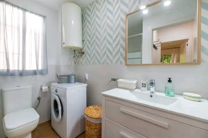 Se alquila  desde 1.4.26-30.6.26 precioso bajo recién reformado en Benalmádena