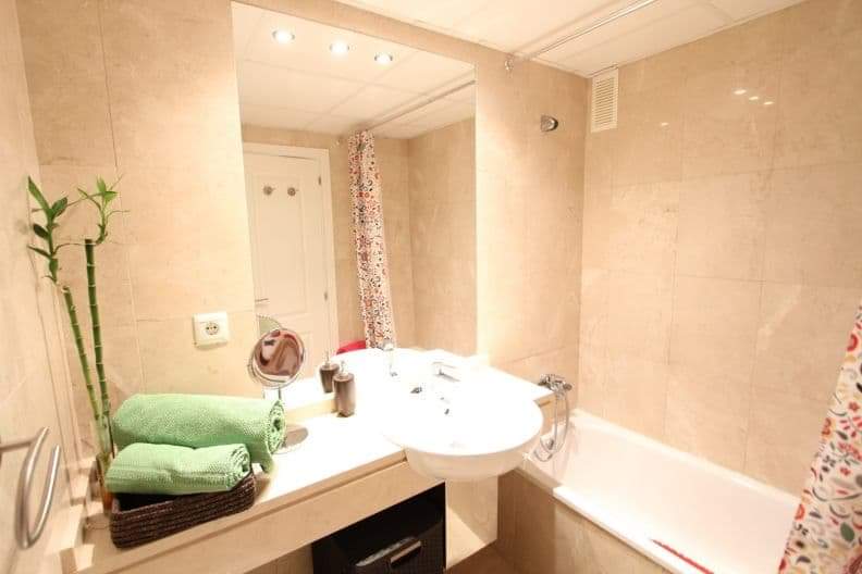 Se alquila  desde 1.4.26-30.6.26 precioso bajo recién reformado en Benalmádena