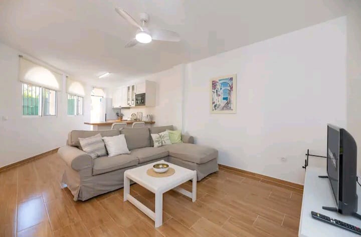 Se alquila  desde 1.4.26-30.6.26 precioso bajo recién reformado en Benalmádena