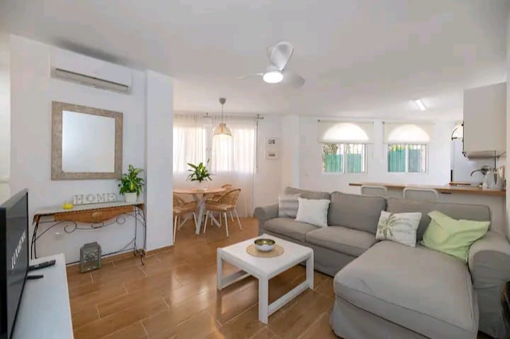 Se alquila  desde 1.4.26-30.6.26 precioso bajo recién reformado en Benalmádena