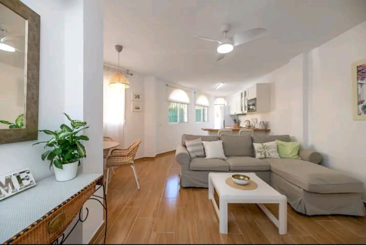 Se alquila  desde 1.4.26-30.6.26 precioso bajo recién reformado en Benalmádena