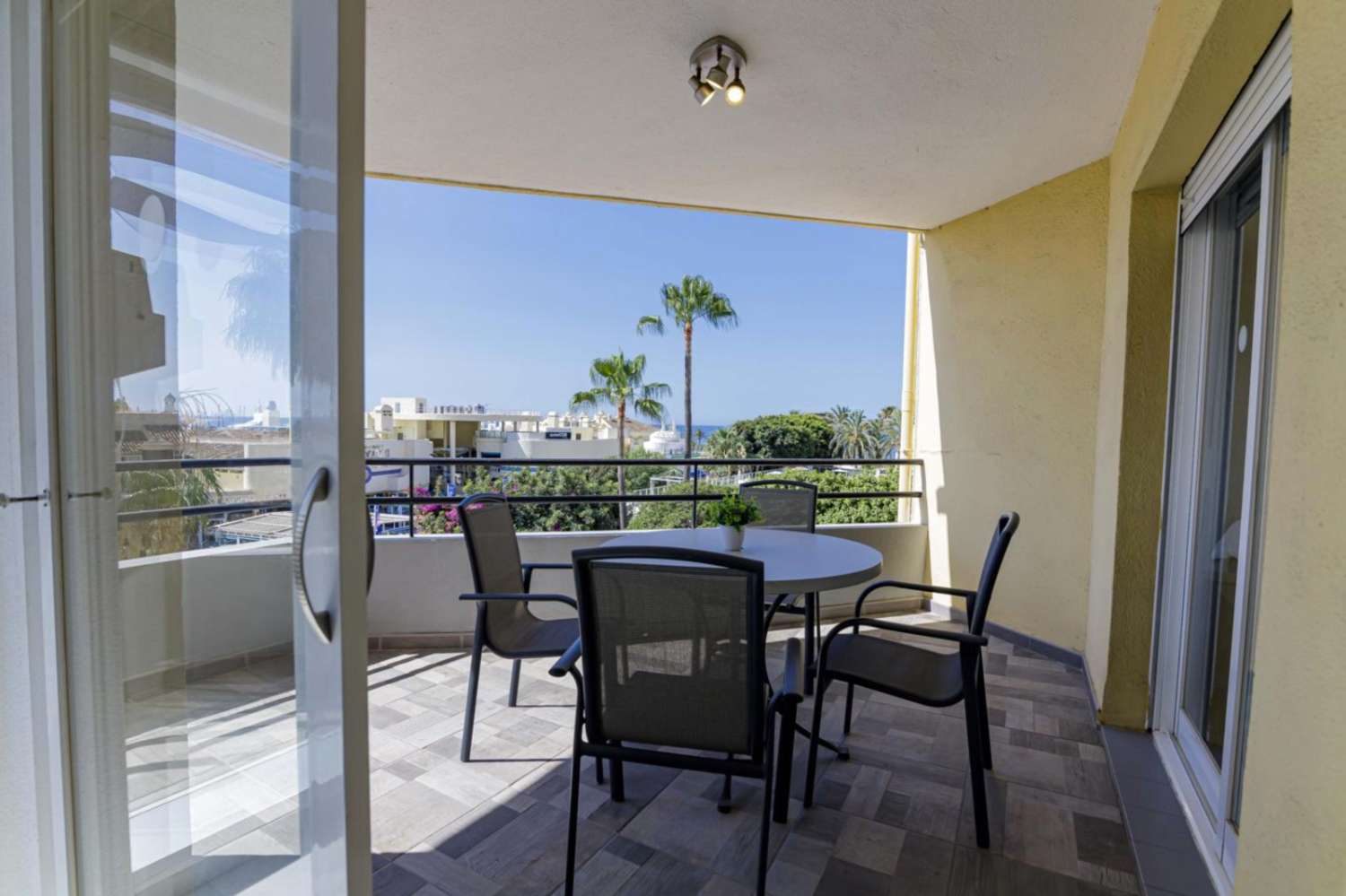 SE ALQUILA DESDE 15.4.26-30.6.2026 y DESDE 1.10.26-30.6.27 BONITO APARTAMENTO CON VISTAS PARCIALES AL MAR EN PUERTO MARINA (BENALMADENA)