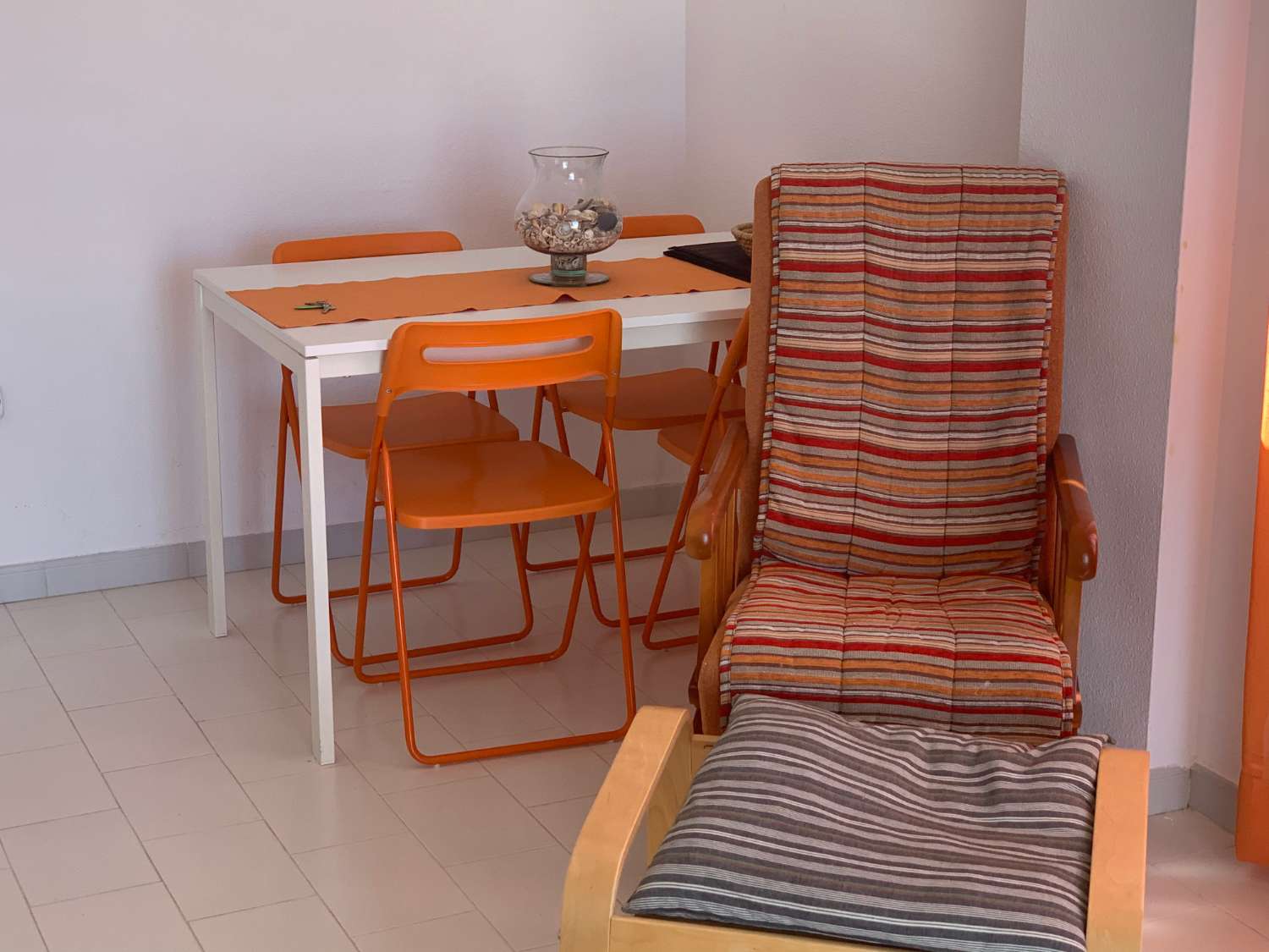 SE ALQUILA DESDE  1.9.27-30.6.28  BONITO APARTAMENTO CON VISTAS AL MAR