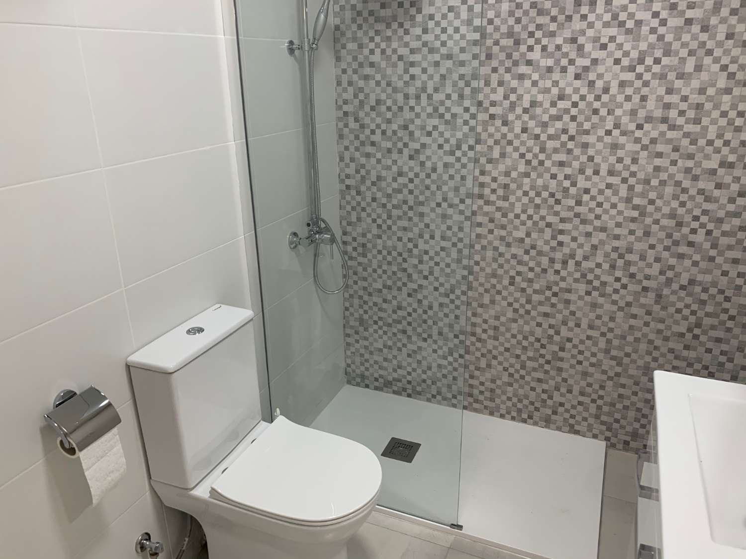 SE ALQUILA DESDE  1.9.27-30.6.28  BONITO APARTAMENTO CON VISTAS AL MAR