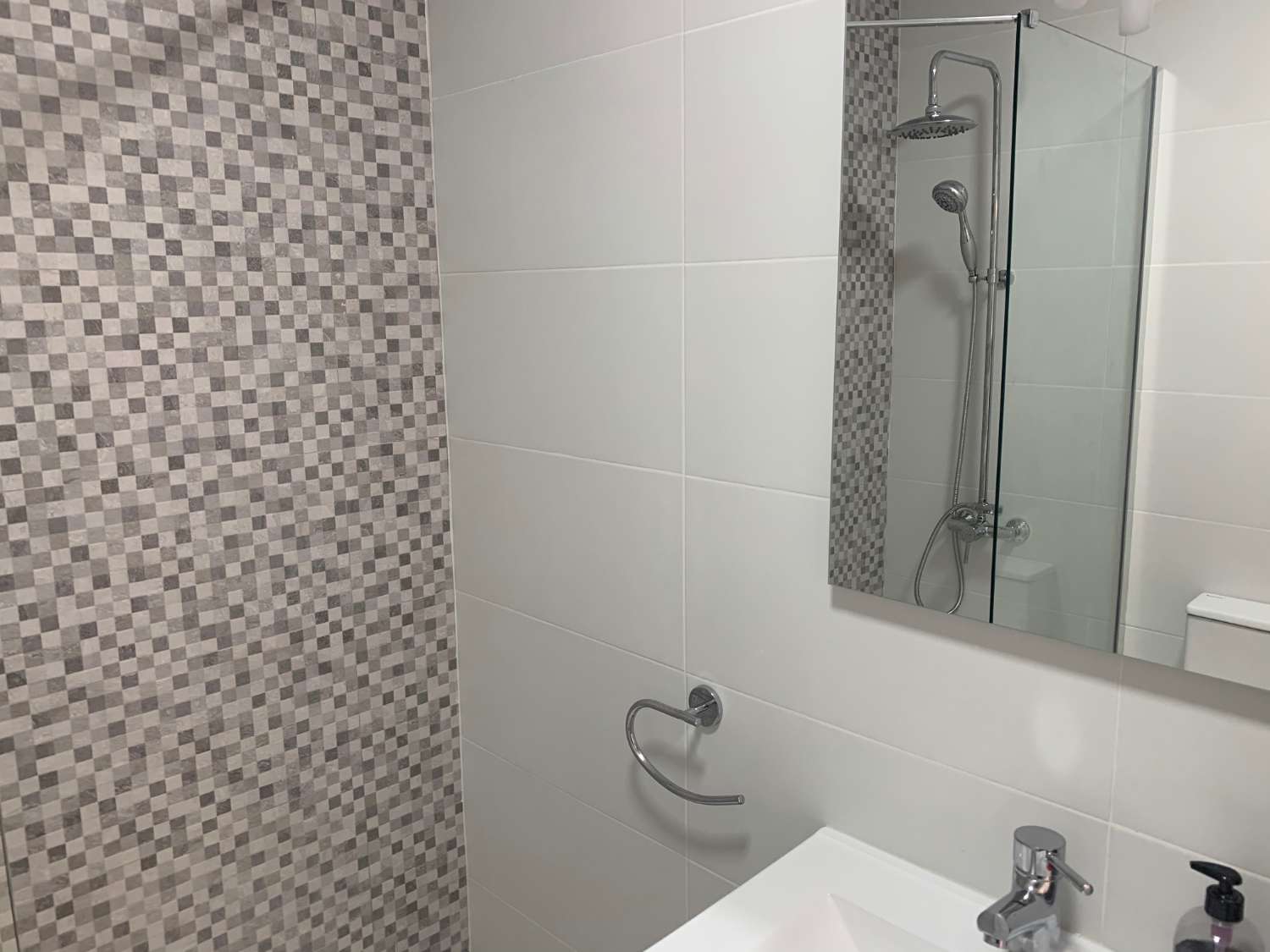 SE ALQUILA DESDE  1.9.27-30.6.28  BONITO APARTAMENTO CON VISTAS AL MAR