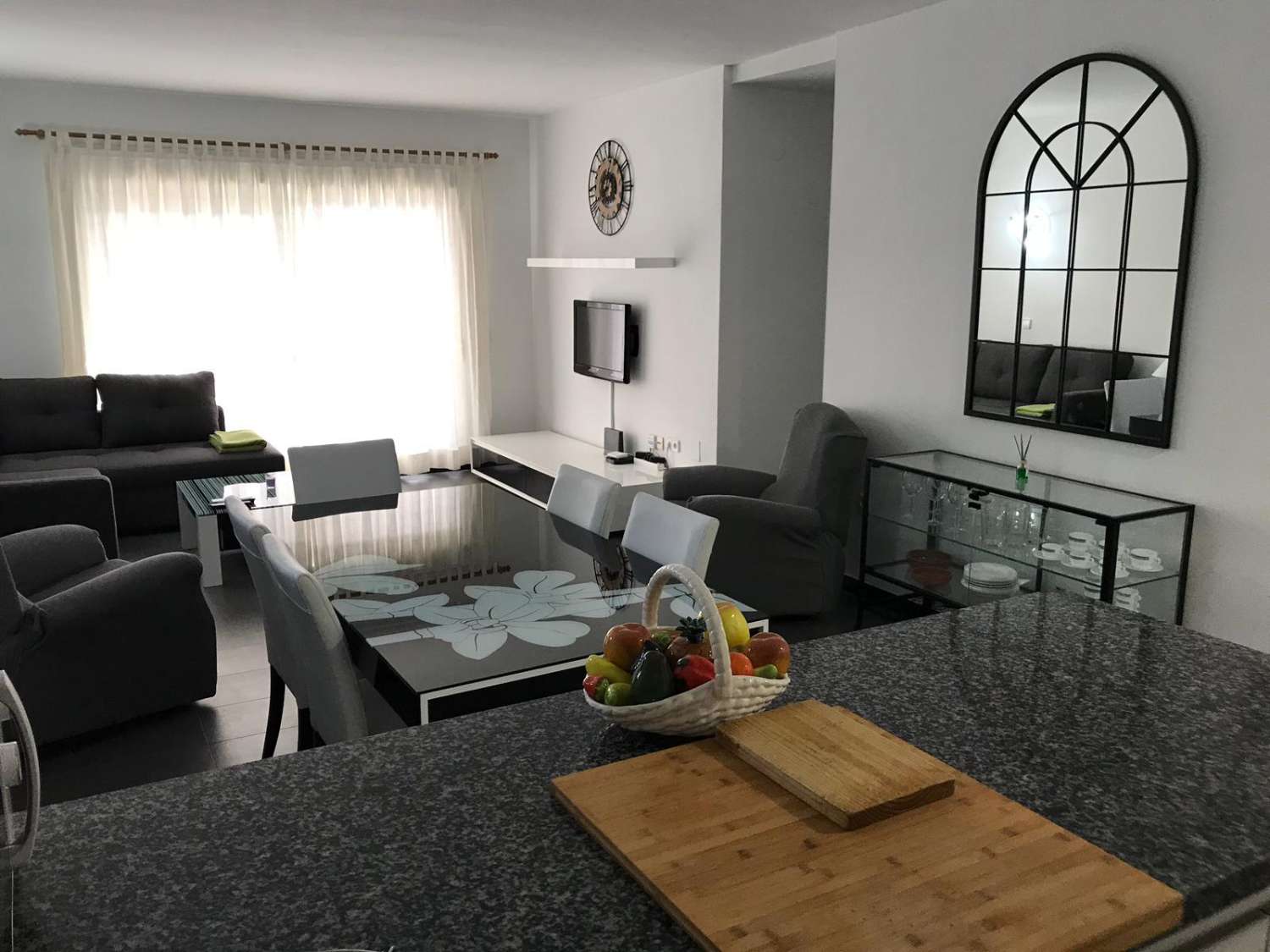 MEDIA TEMPORADA. SE ALQUILA DESDE 1.9.26-30.6.27 PRECIOSO APARTAMENTO CON VISTAS AL MAR EN BENALMADENA EN 2ª LINEA DE PLAYA