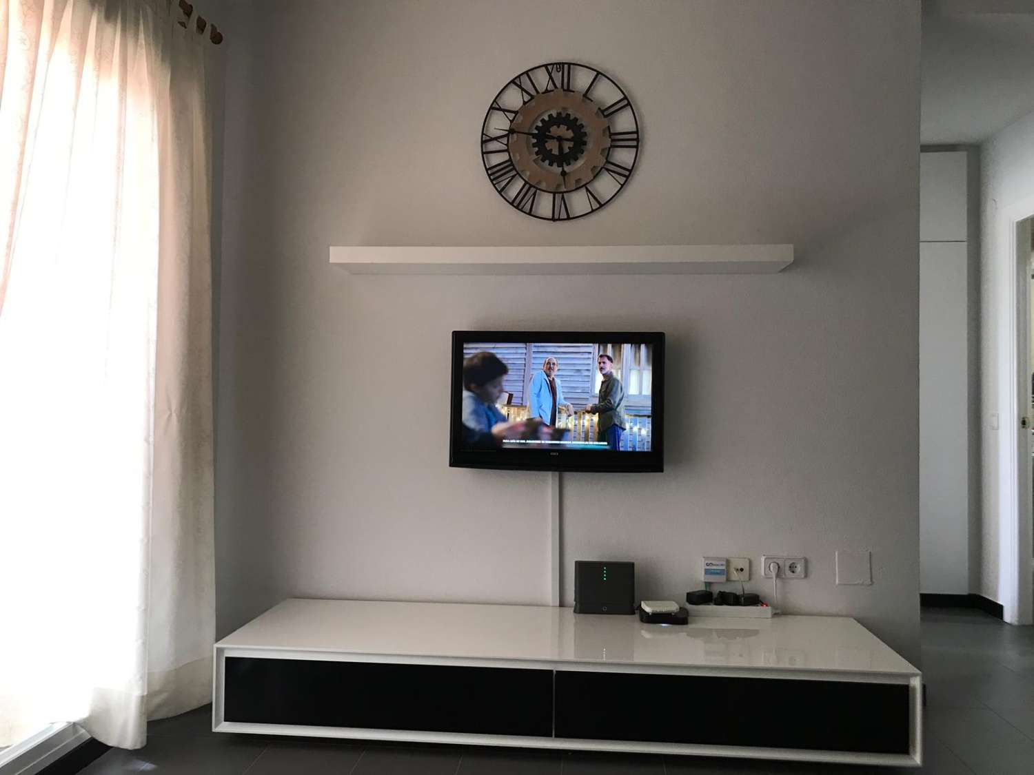 MEDIA TEMPORADA. SE ALQUILA DESDE 1.9.26-30.6.27 PRECIOSO APARTAMENTO CON VISTAS AL MAR EN BENALMADENA EN 2ª LINEA DE PLAYA